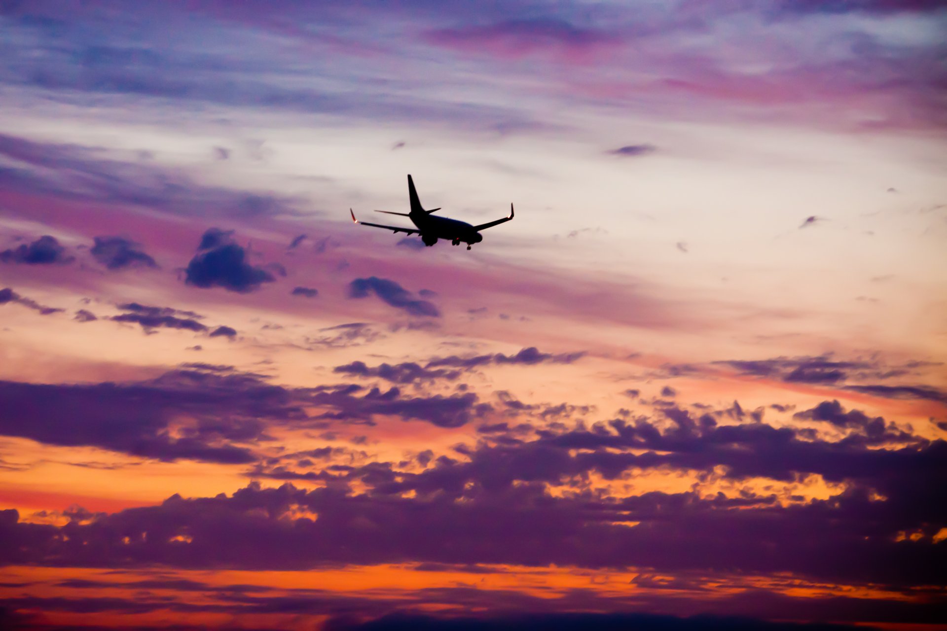 avión pasajeros vuelo altitud tarde puesta del sol cielo nubes