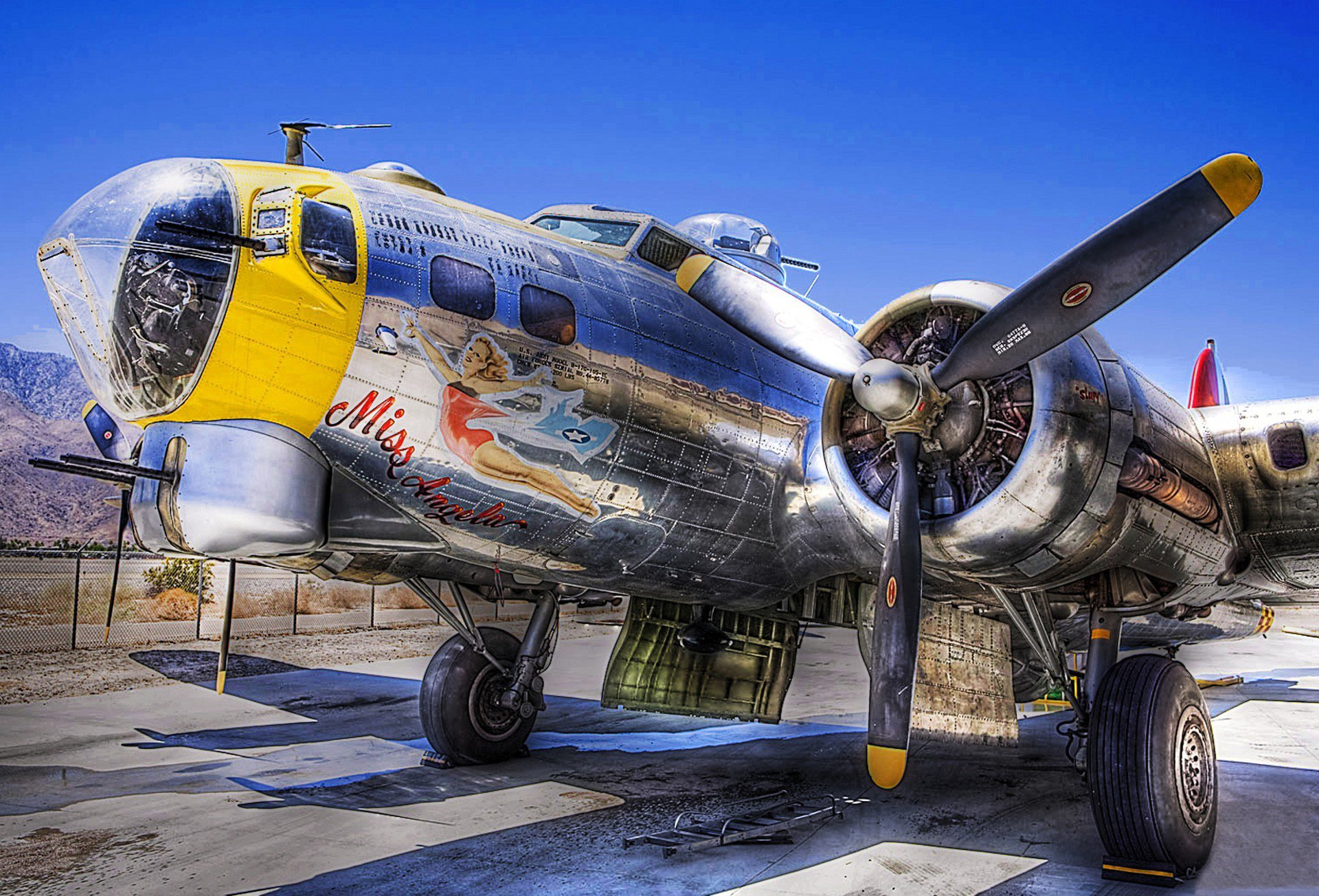 samolot boeing b-17 latająca forteca latająca forteca amerykański całkowicie metalowy bombowiec retro muzeum parking hdr