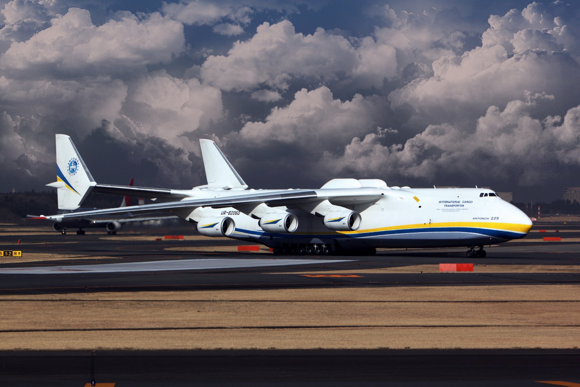 antonow an225 an-225 mrija kozak samolot cargo niebo chmury skrzydła jet ukraina