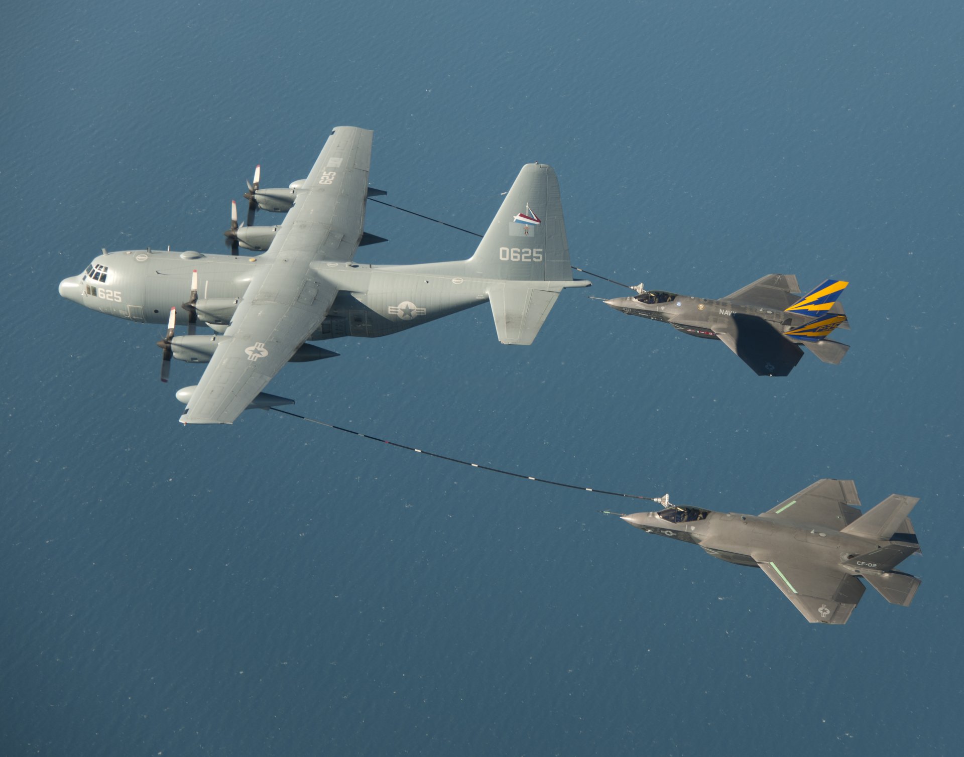 f-35c caccia coppia kc-130 lockheed hercules cisterna doppio rifornimento in aria oceano