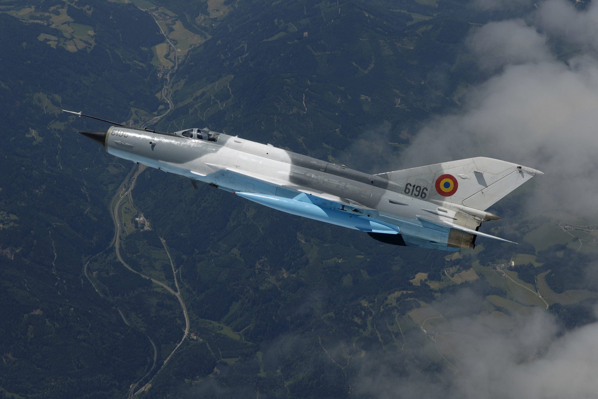 mikoyan et gurevich mig 21 profession de première ligne combattant vol nuages vue depuis le haut