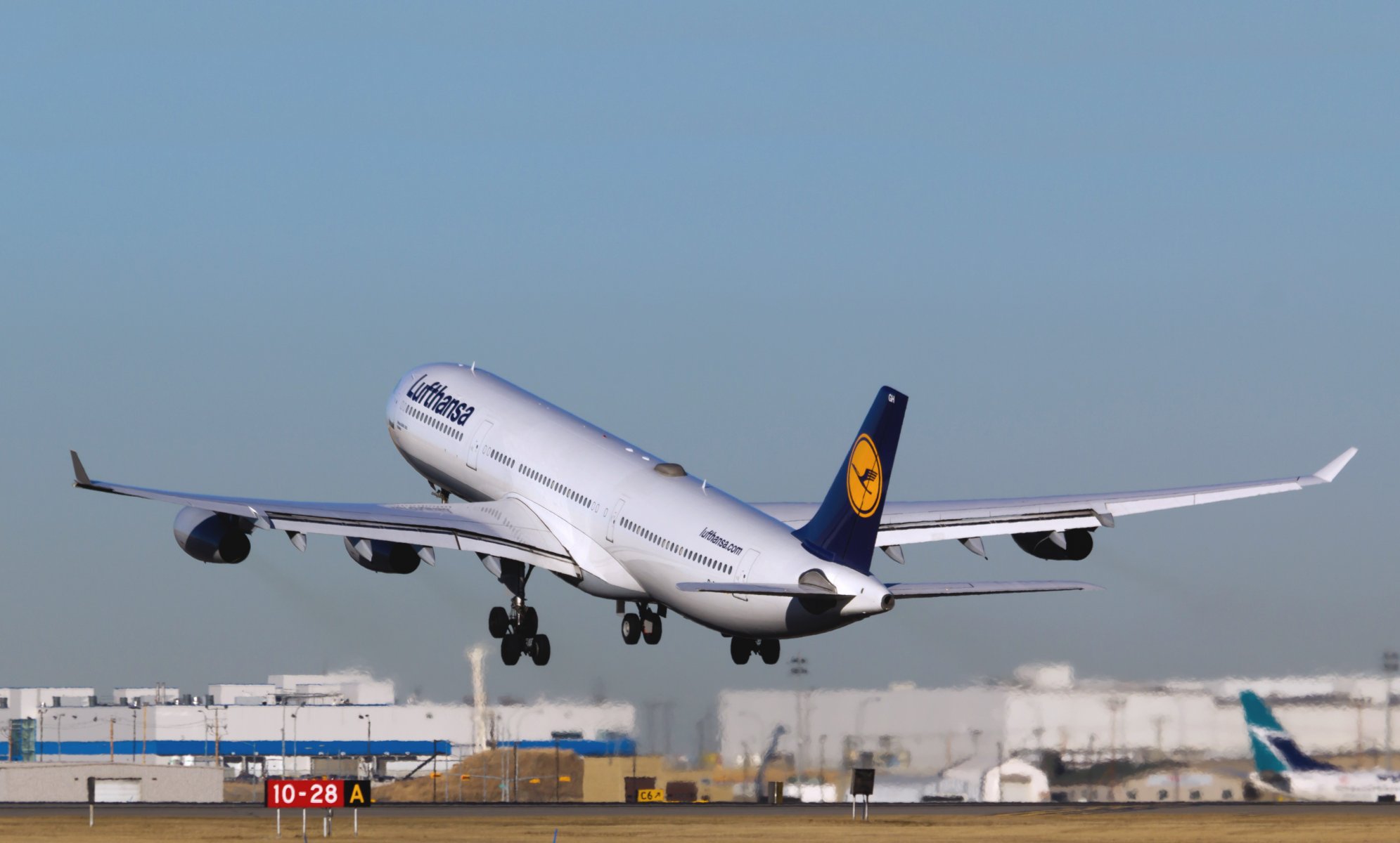 airbus a340 lufthansa flugzeug start tag verkehrsflugzeug in der luft