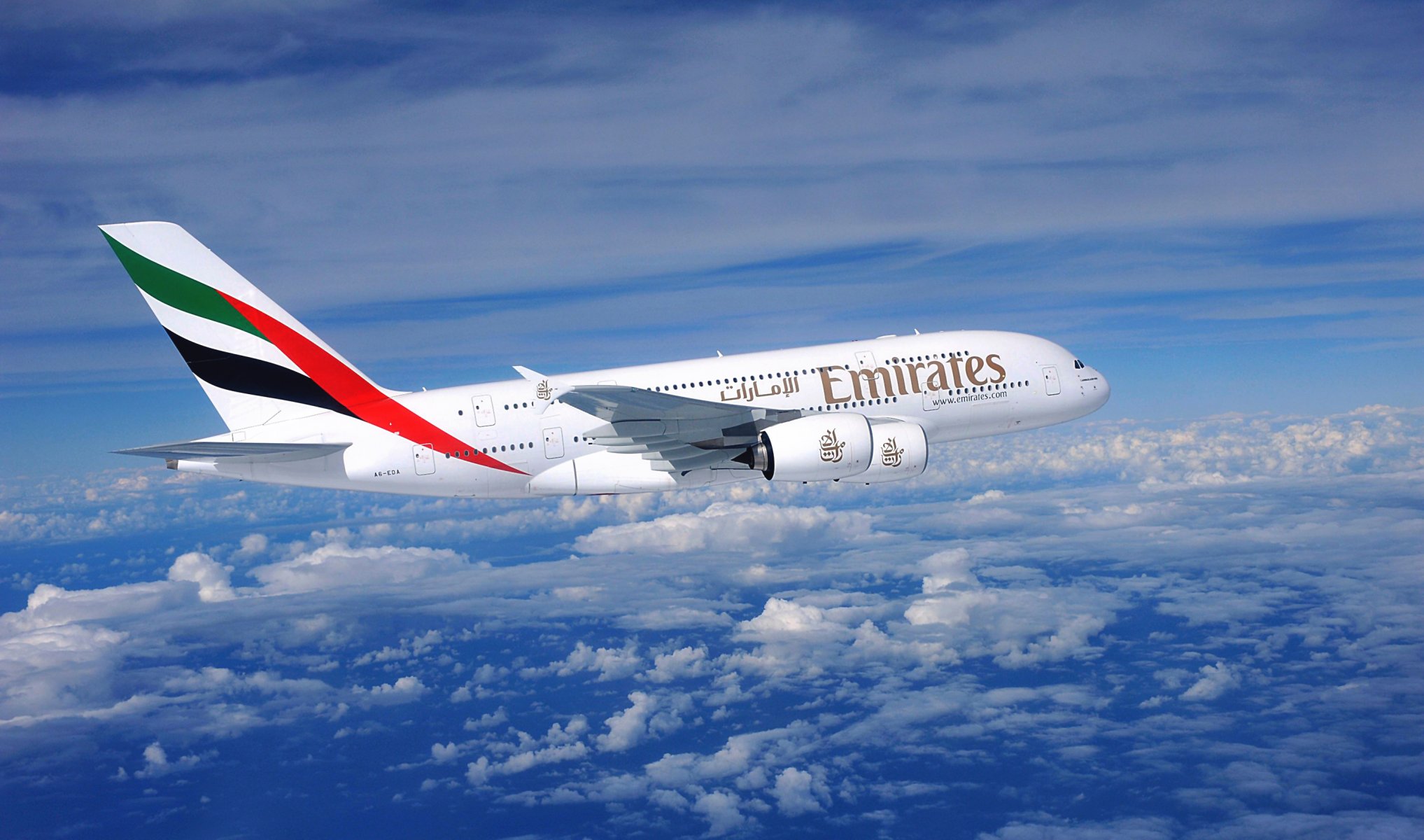 emirates airlines airbus a380 aereo aereo di linea giorno enorme nuvole vista laterale volo