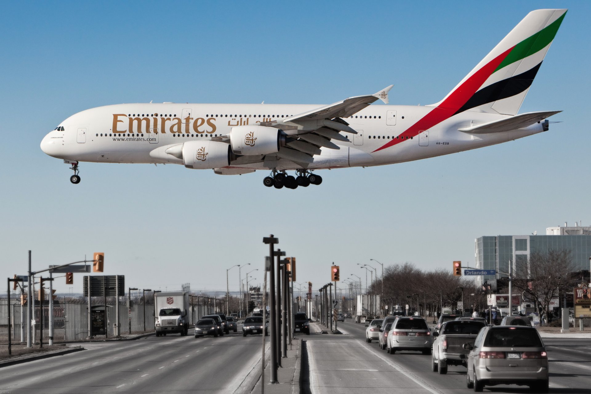 airbus a380 linie lotnicze emirates samolot pasażer samolot pasażerski samochód start widok z boku miasto