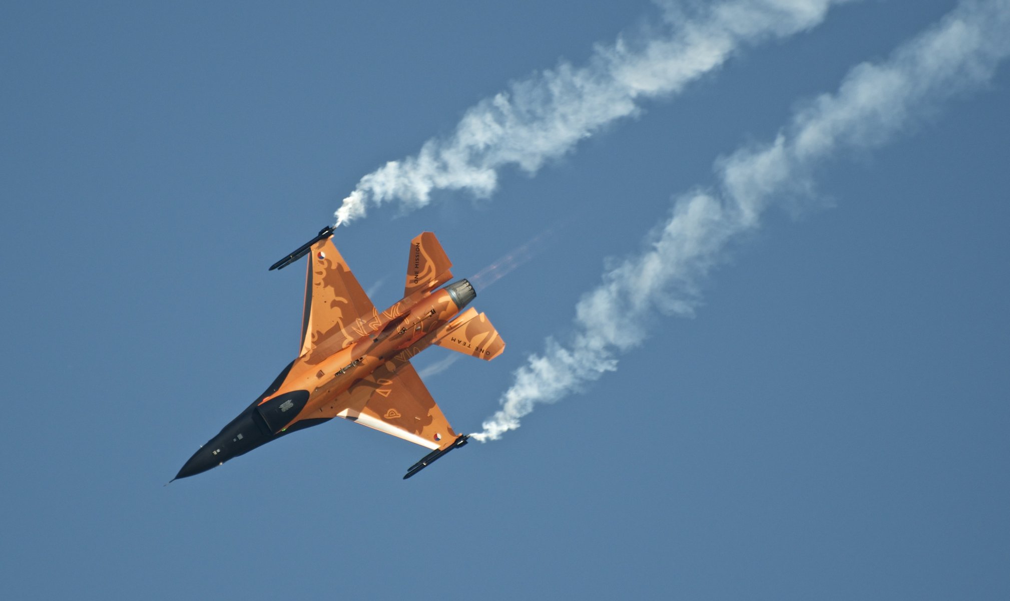 f-16 am paesi bassi aereo caccia cielo curva fumo