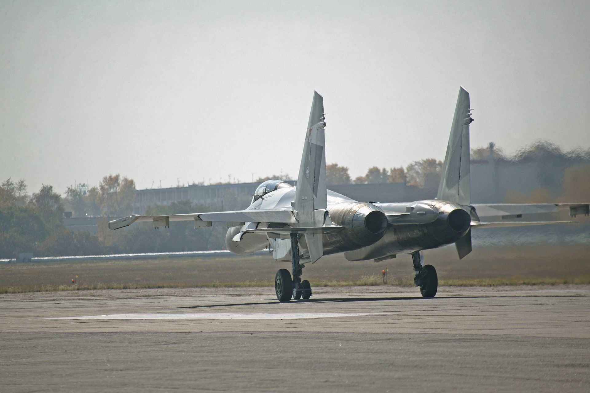 su 35 gelandet motoren landebahn