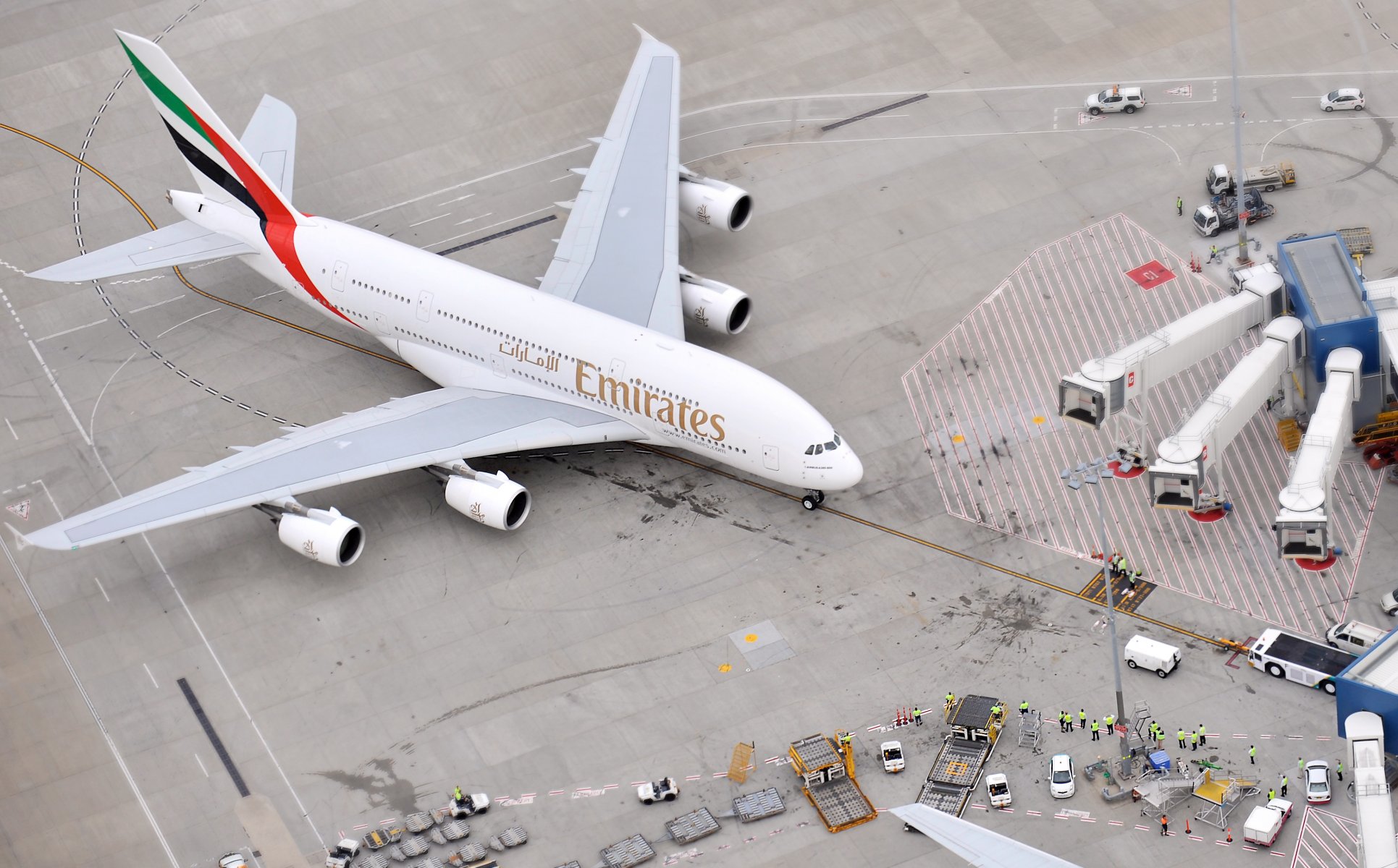 airbus a380 emirates airline flugzeug passagier verkehrsflugzeug flughafen menschen draufsicht auf dem boden