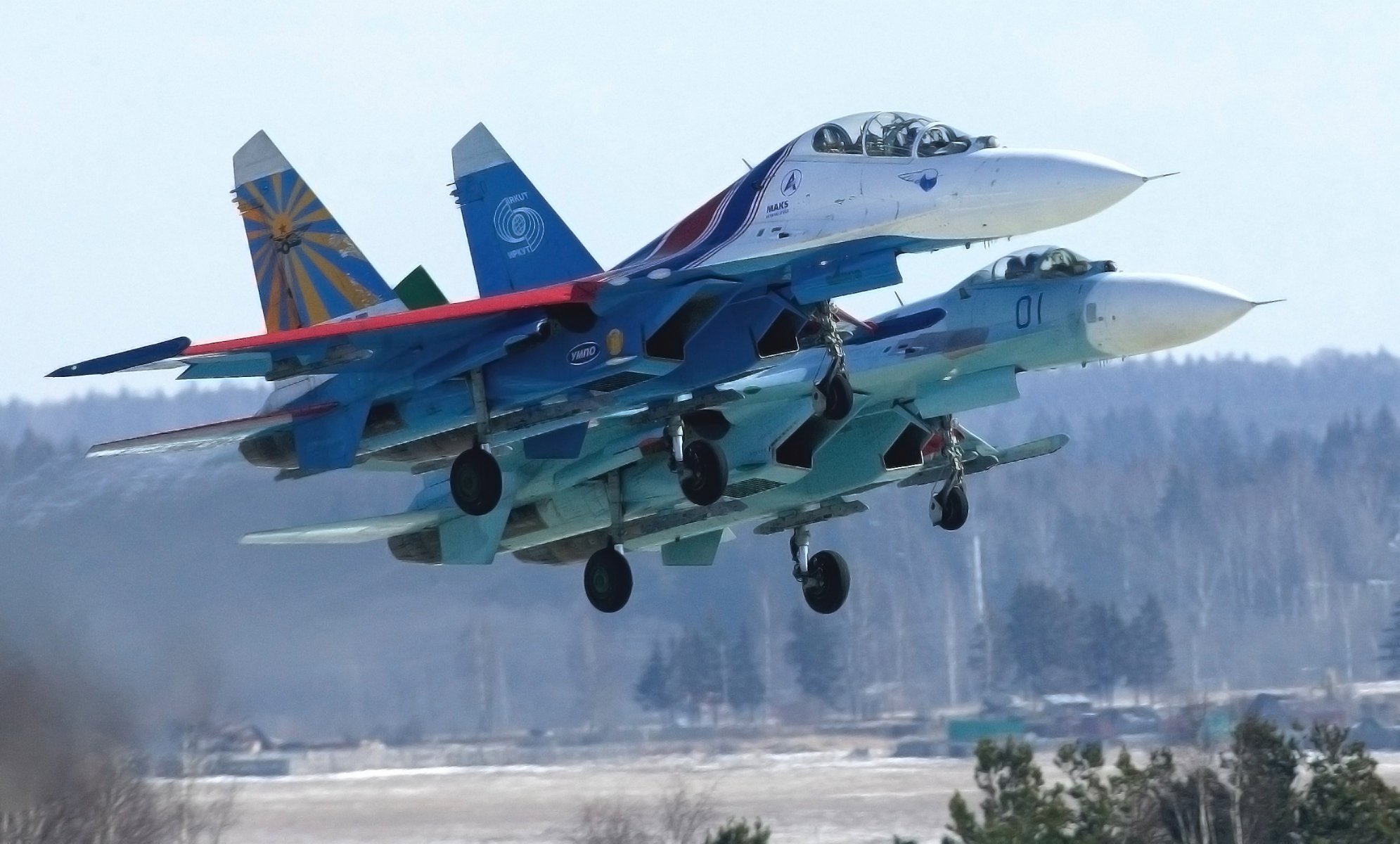 les chevaliers russes groupe de voltige russie su 27 deux combattant polyvalent quatrième génération su-27p su-27ub jour dans l air meilleur forêt décollage aviation avion air force ailes vue latérale