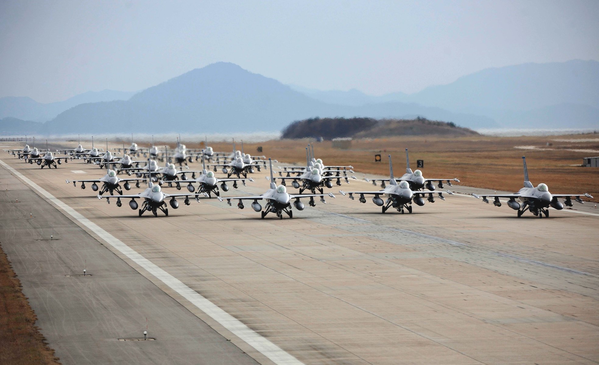 f 16a f 16 a solo multiusos caza avión fuerza aérea armas carril mucho pista de aterrizaje