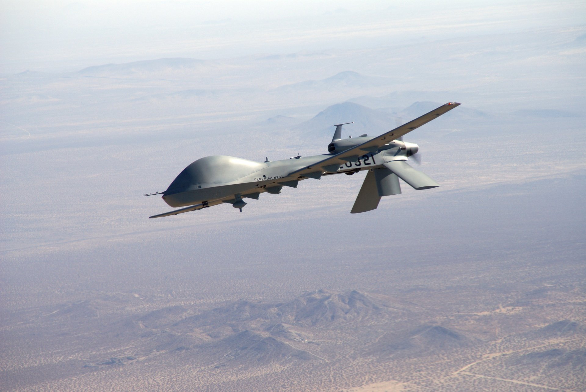 general atomics uav mq-1c sky warrior ist eine weiterentwicklung uav mq-1 predator himmel fliegen berge