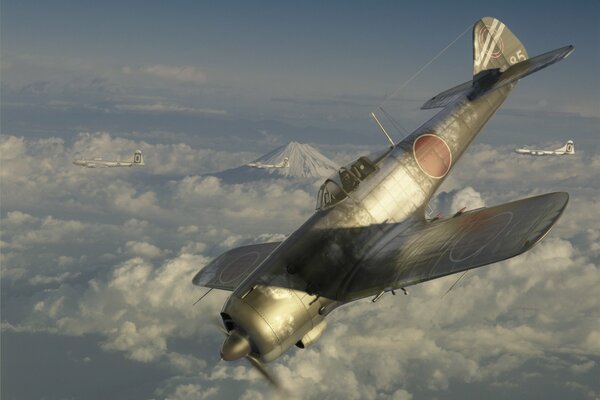 El GI-84 vuela en el cielo sobre las nubes