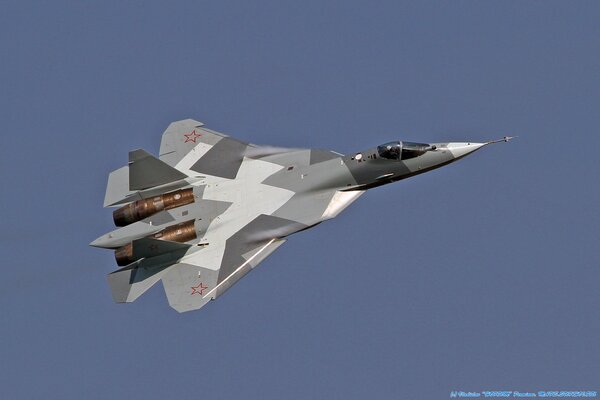 Caza Pak fa T-50 en el cielo