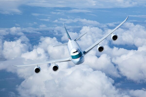 Avion cargo vole sur fond de nuages