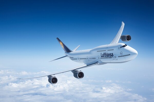 Voler dans les airs parmi les nuages d un avion de ligne