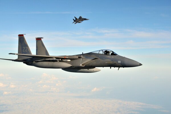 Samolot wojskowy leci na tle pięknego nieba