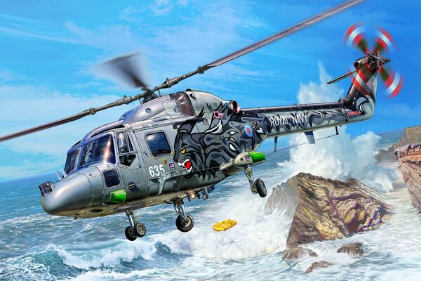 Вертолет британских военно - морских сил на фоне моря