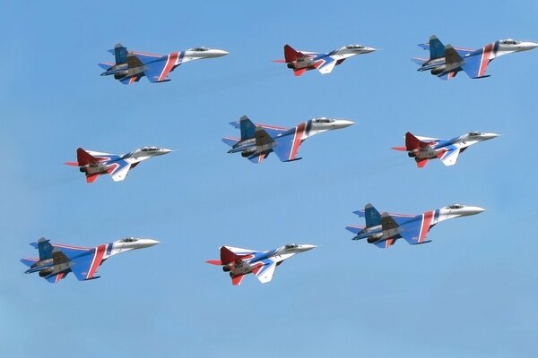 Le jour de l aviation, les martinets se sont levés dans le ciel