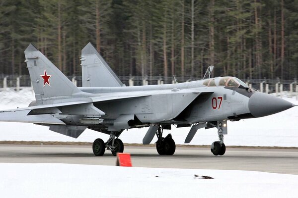Wojskowy myśliwiec MiG-31 Foxhound na zimowym tle