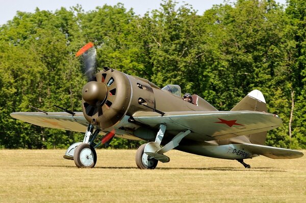 Советский самолёт истребитель и-16на поле
