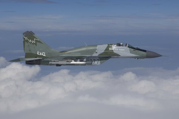 Avión de combate ruso en las nubes