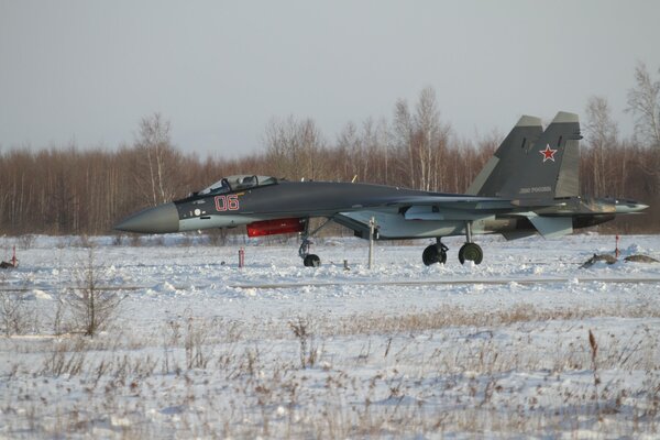 Russischer Kampfjet auf dem Winterfeld