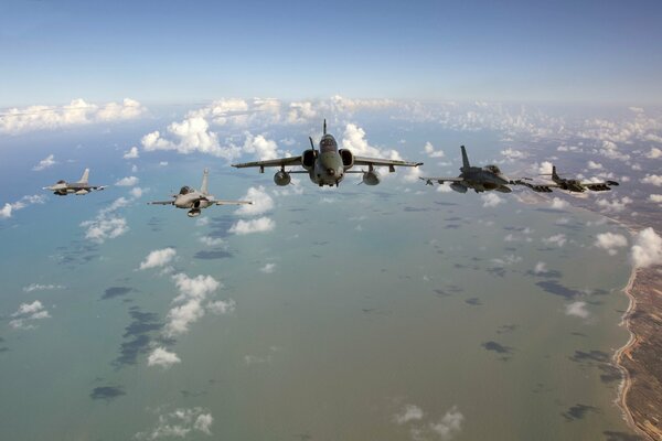 Le maillon des chasseurs Dassault Rafale au-dessus de la côte