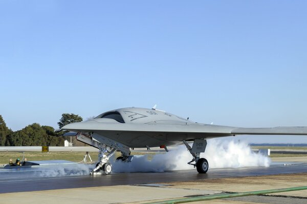 Un avion de combat se tient sur la piste