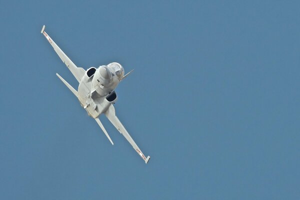 The F5 Tiger fighter lays a turn