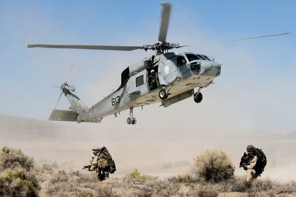 Die Soldaten des schwarzen Falken sind dabei. Landung in der Wüste