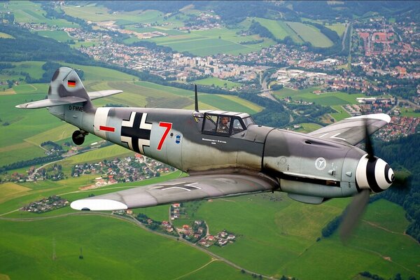 Deutsches Flugzeug am Himmel der Zeit des Zweiten Weltkriegs Messerschmitt inf 109