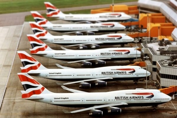 Muchos aviones de pasajeros en el aeropuerto