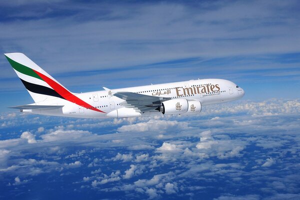 Airbus emirates leci nad chmurami