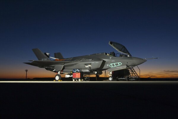 Обои, новое оружие, самолет f -35, ночной аэродром