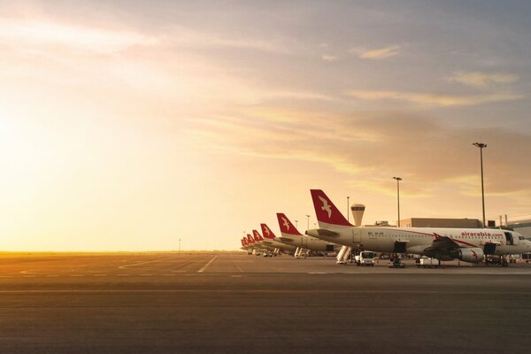 Schönes Foto des Flugzeugs auf Sonnenuntergang Hintergrund