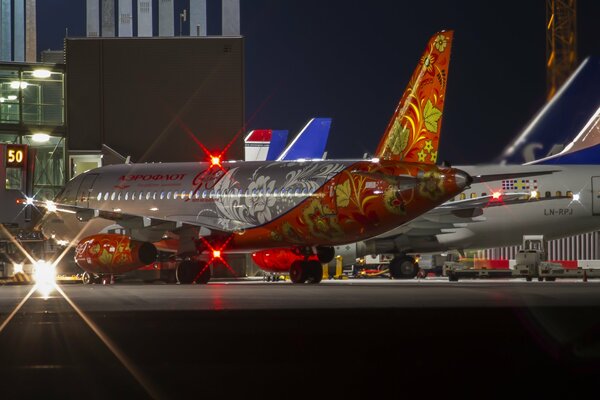Das Flugzeug ist im russischen Stil gemalt und steht am Flughafen
