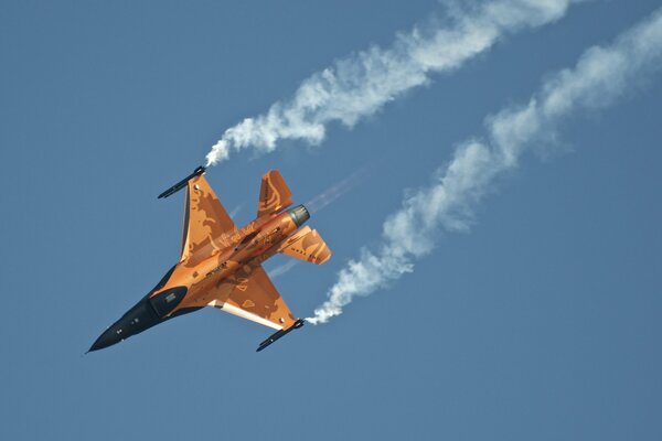 Niederländisches Kampfflugzeug am Himmel
