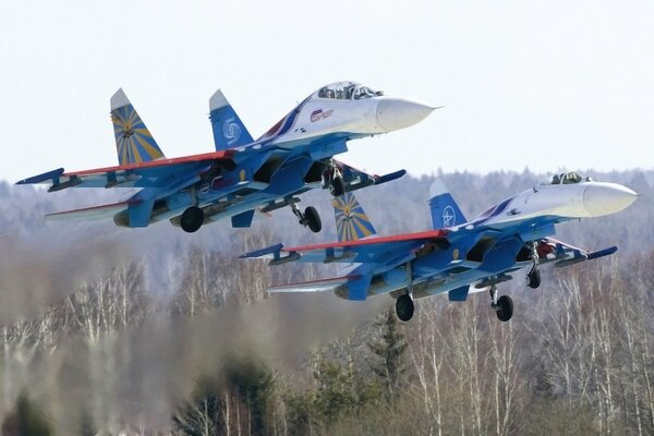 Les chevaliers russes sur su 27 volent au-dessus de la terre