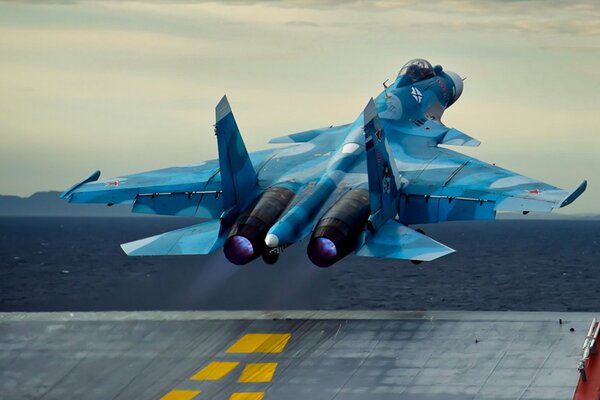 Le porte-avions bleu russe décolle de la bande