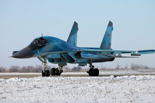 El bombardero su-34 se prepara para despegar entre la nieve