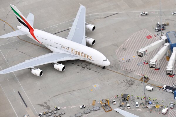 Avión de pasajeros de emirates se encuentra en el aeropuerto