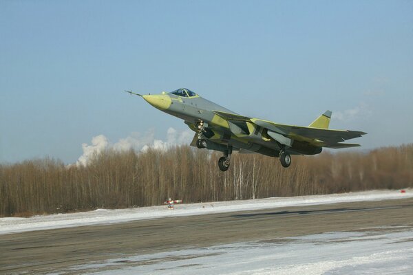 Abhebendes russisches Kampfflugzeug vor dem Hintergrund des Frühlingswaldes