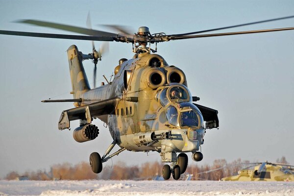 Helicóptero militar mi - 24 al aterrizar
