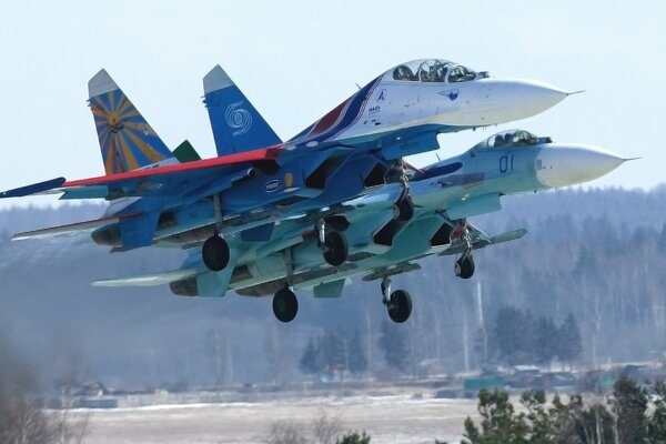 Zwei russische Kampfjets fliegen im Wald in die Luft