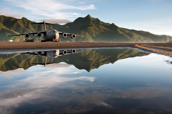 Blick vom Wasser auf das Flugzeug c-17 globemaster