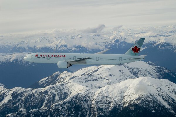 Air Canada Boing 777 na niebie nad górami