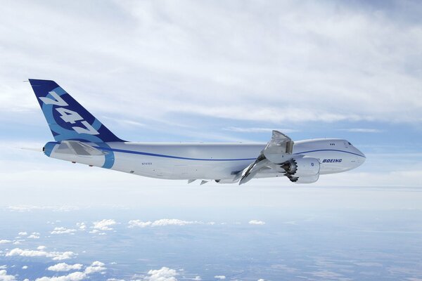 Avión Boeing en el cielo con nubes