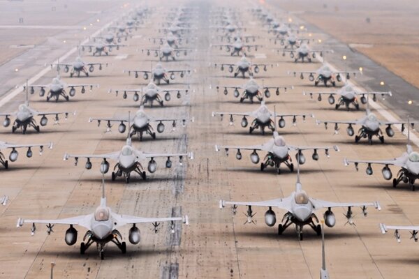 Aviones de combate se encuentran en la pista por la tarde