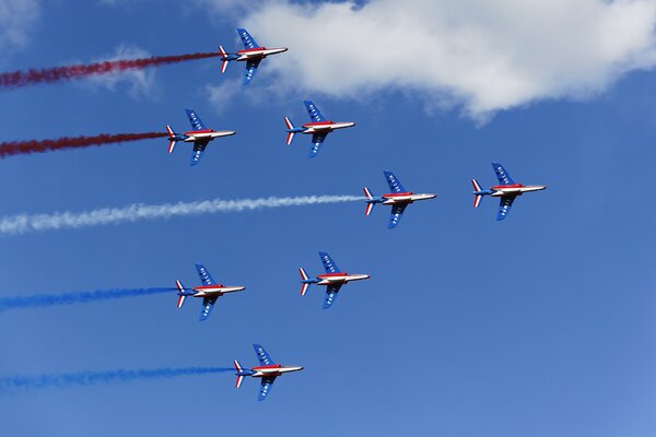 Avions dans le ciel au défilé de la victoire