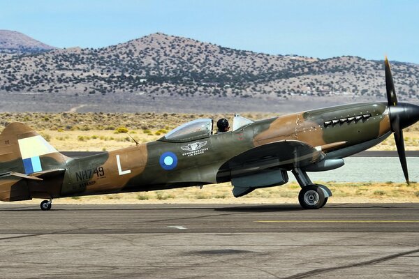 Ein Spitfire-Flugzeug auf der Landebahn