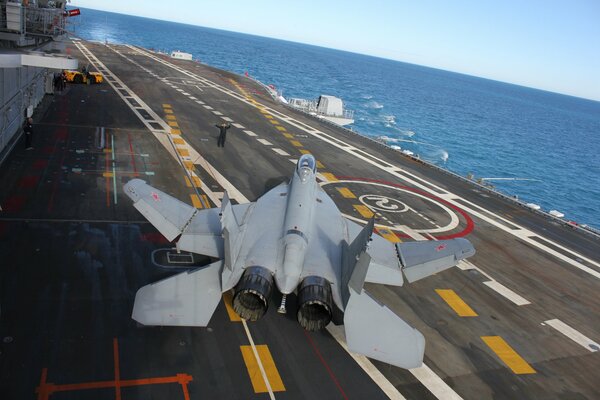 Avión de combate se encuentra en un portaaviones